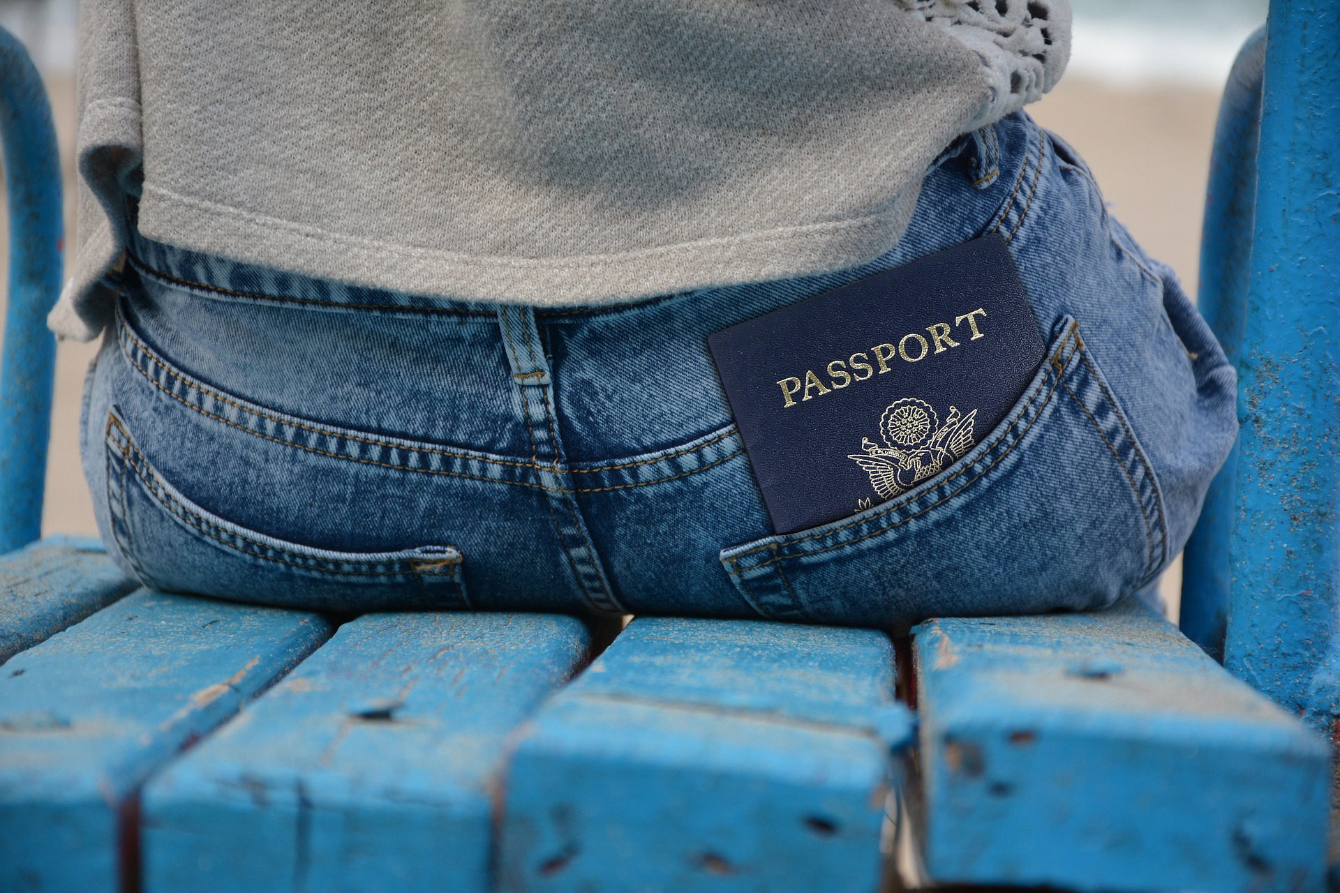 Paspoort in broekzak - passeport dans poche