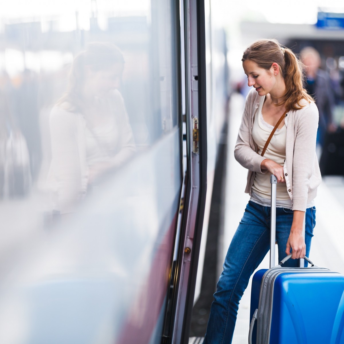 persoon die op de trein stapt - personne montant dans le train