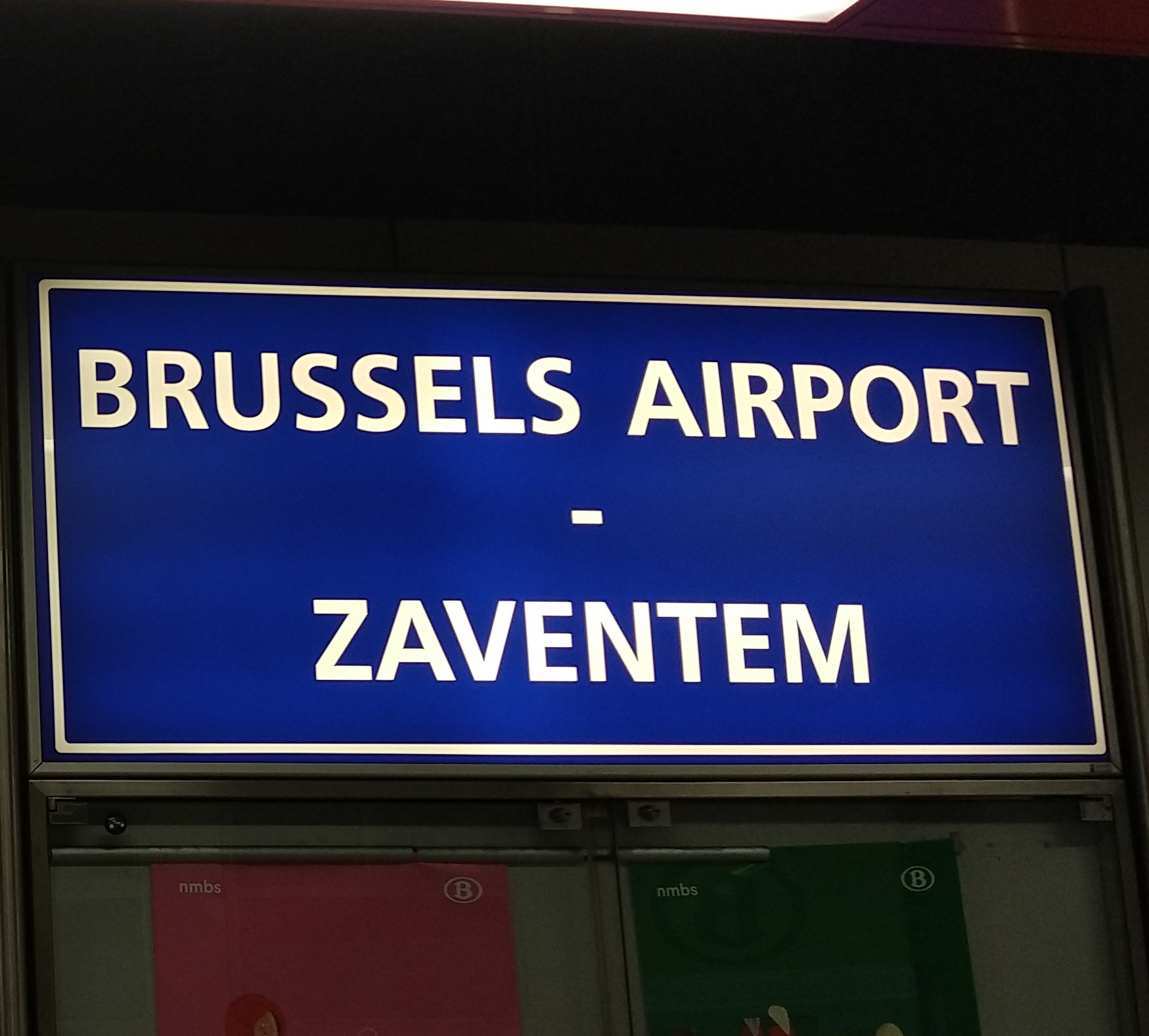 Bord met opschrift Brussels Airport-Zaventem - signe avec texte Brussels Airport-Zaventem