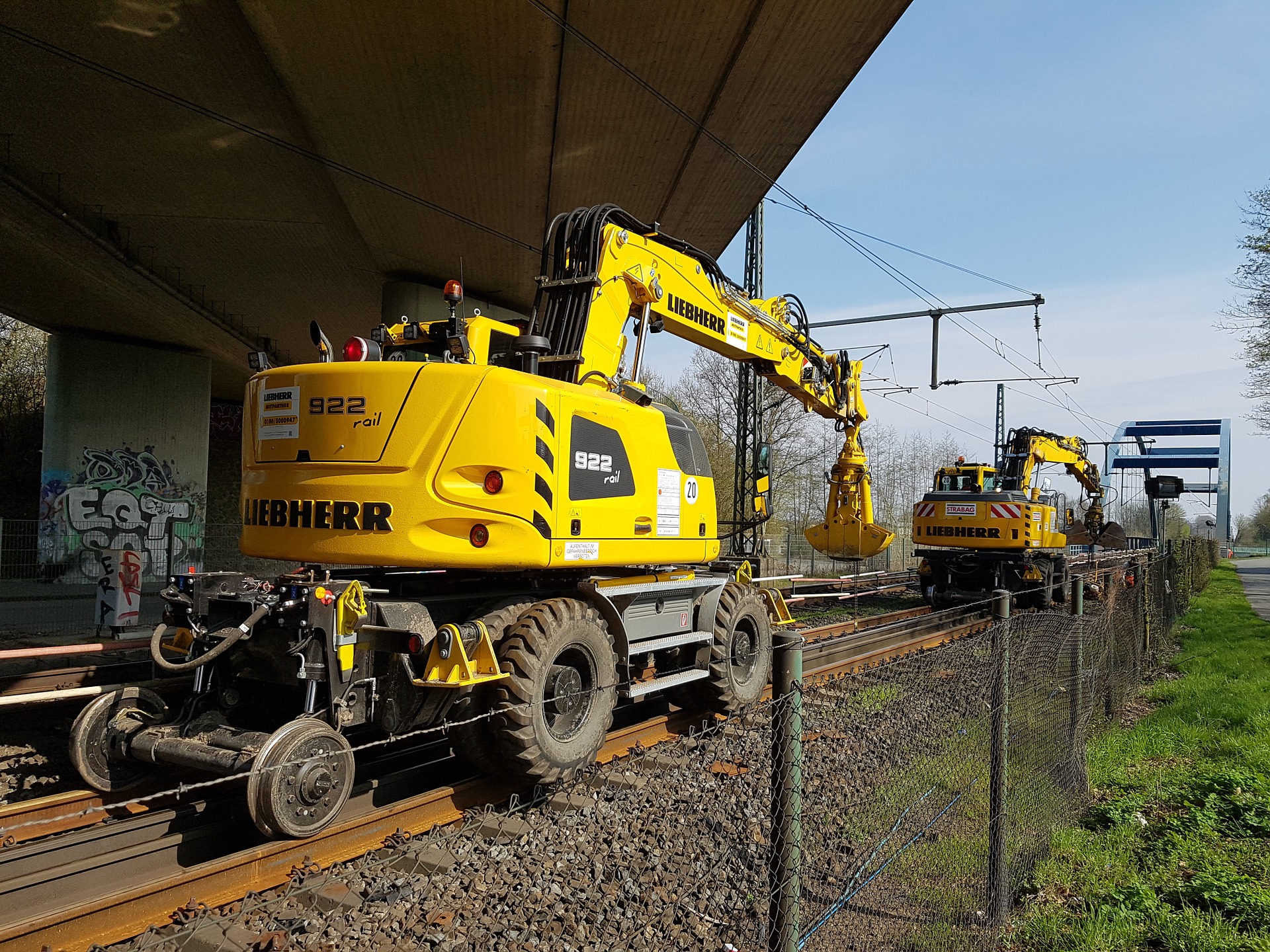 track-construction-machine-1390747_1920