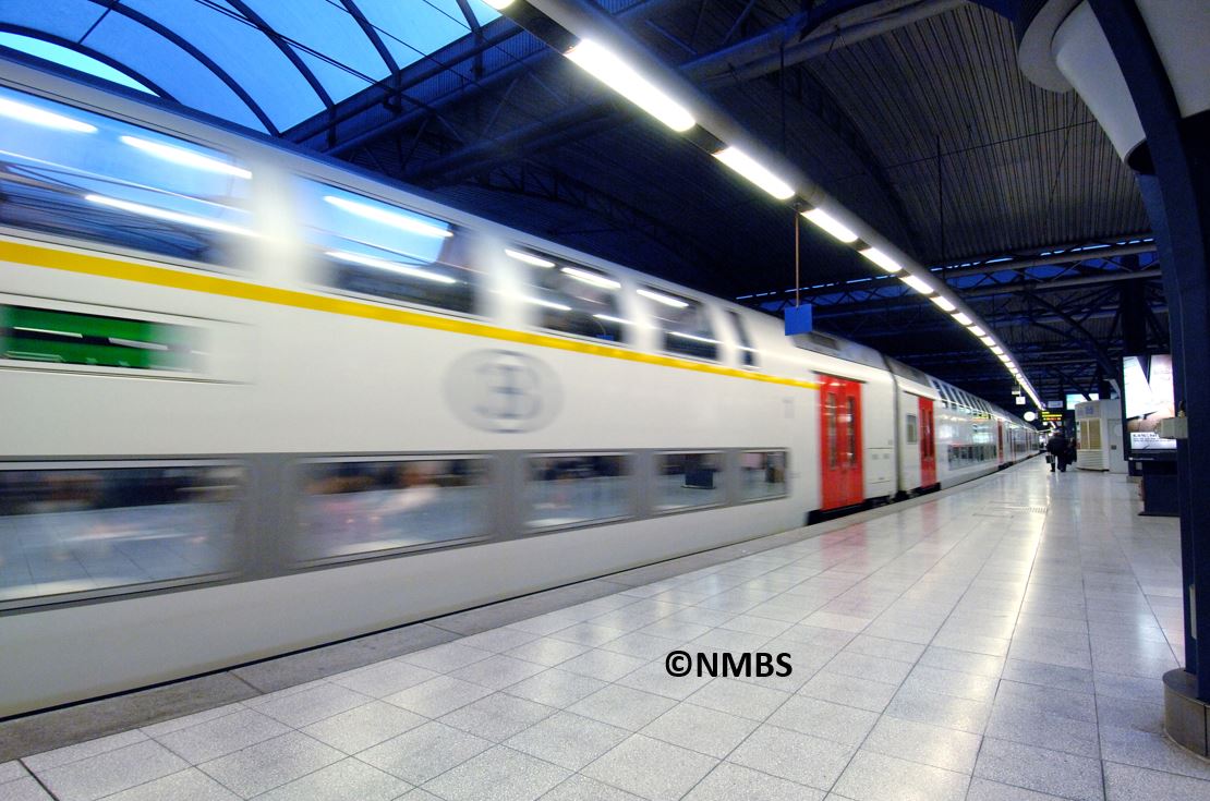 trein perron rijdend