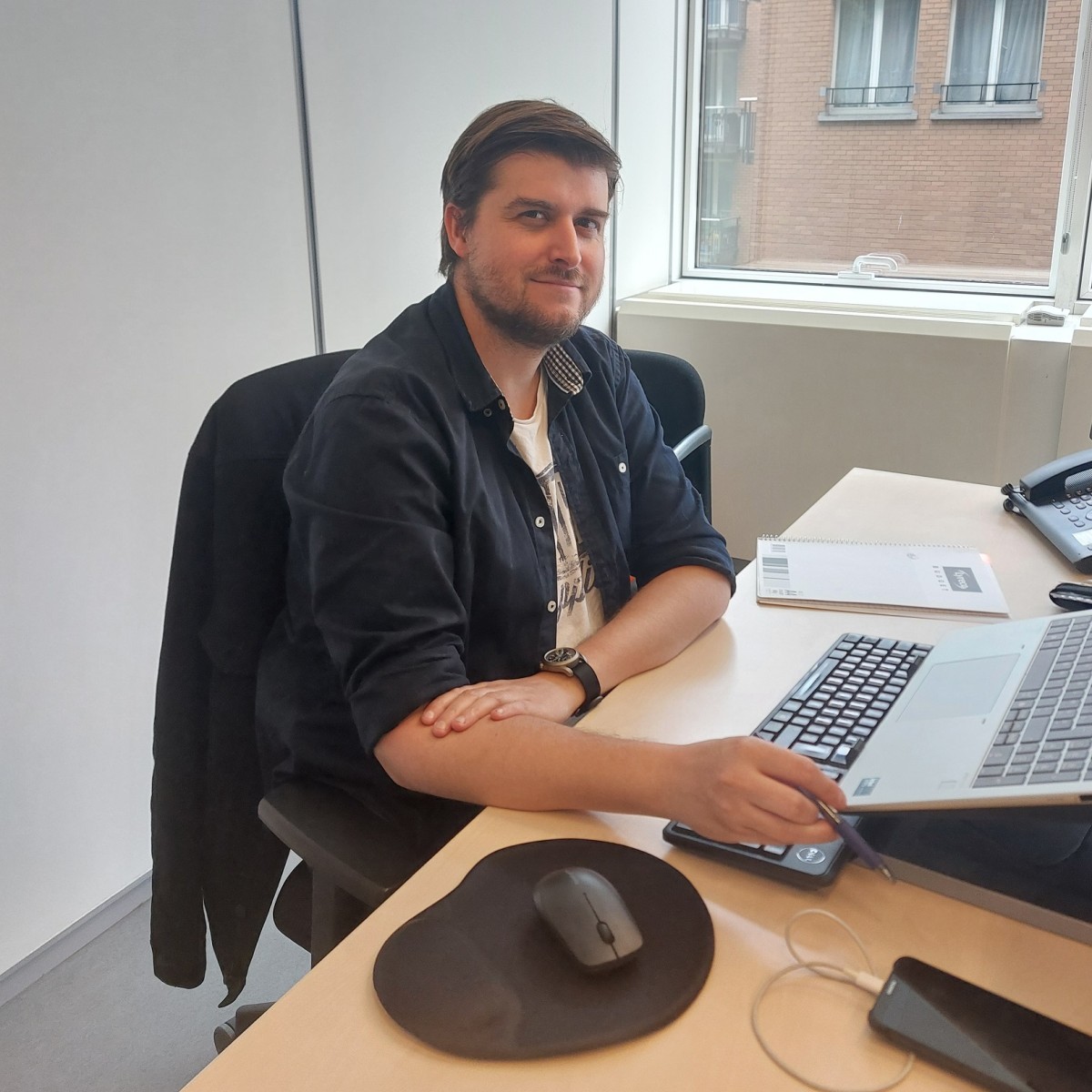 Foto von Kollegen Charles-Henri an seinem Schreibtisch